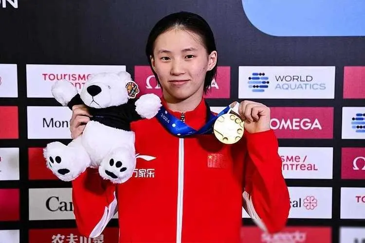 陈芋汐和新搭档夺冠领奖，台下全红婵成遗憾，她的预言似乎成真了