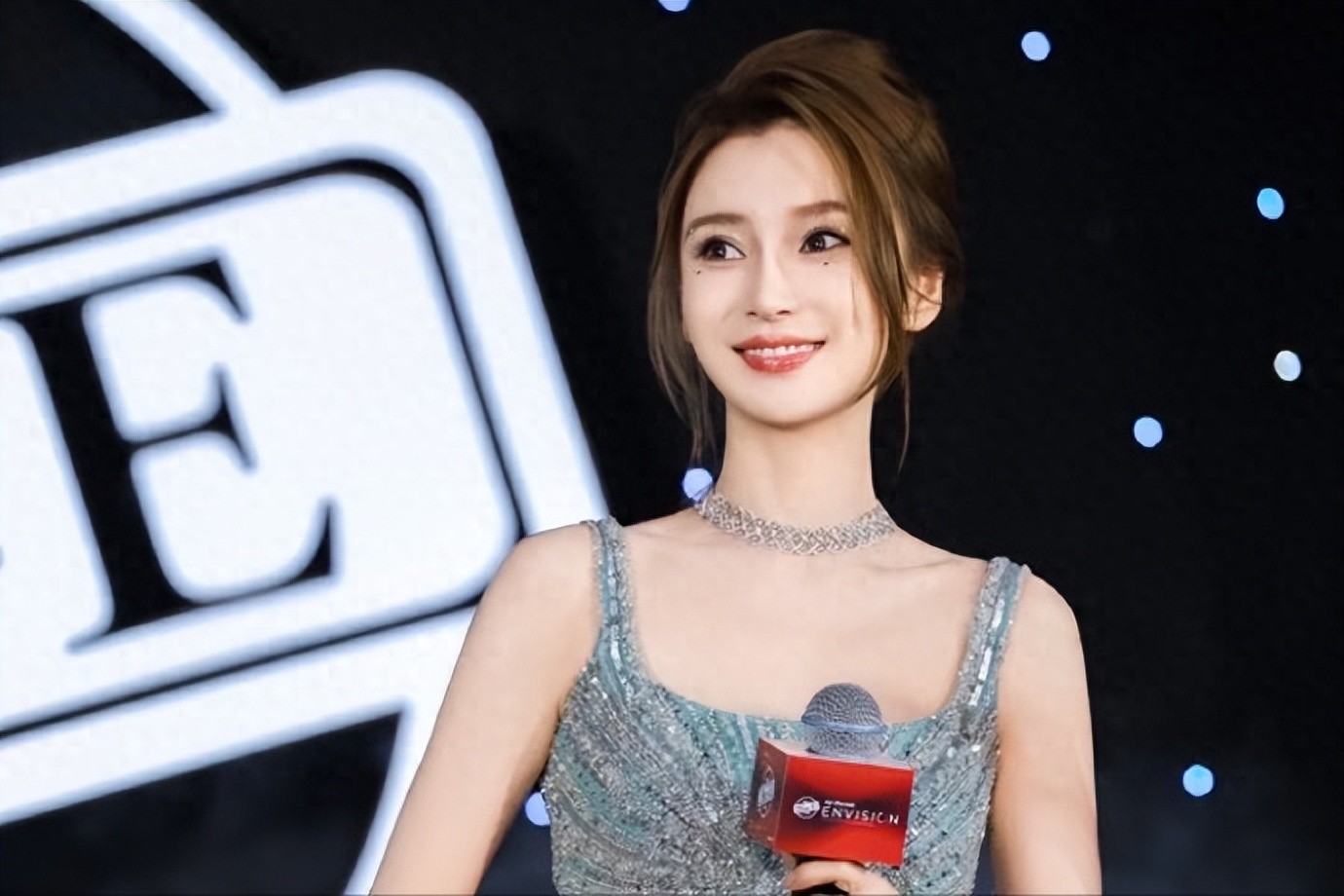 “成也黄晓明，败也黄晓明”。 离婚三年后，杨颖还是那个演啥啥不行的女演员，但她的地位和从前相比却是天差地别。 更让人意外的是，她又回到了曾经的“怪圈”。  1 在很多人看来，无作品、无演技傍身的杨颖能够成为“流量女神”，黄晓明有着很大的