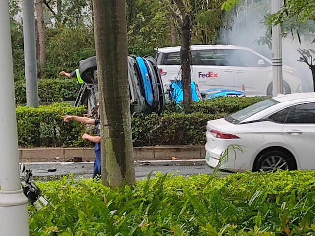 速度得多快！极氪001 FR出事故断成两截：驾驶员毫发无伤