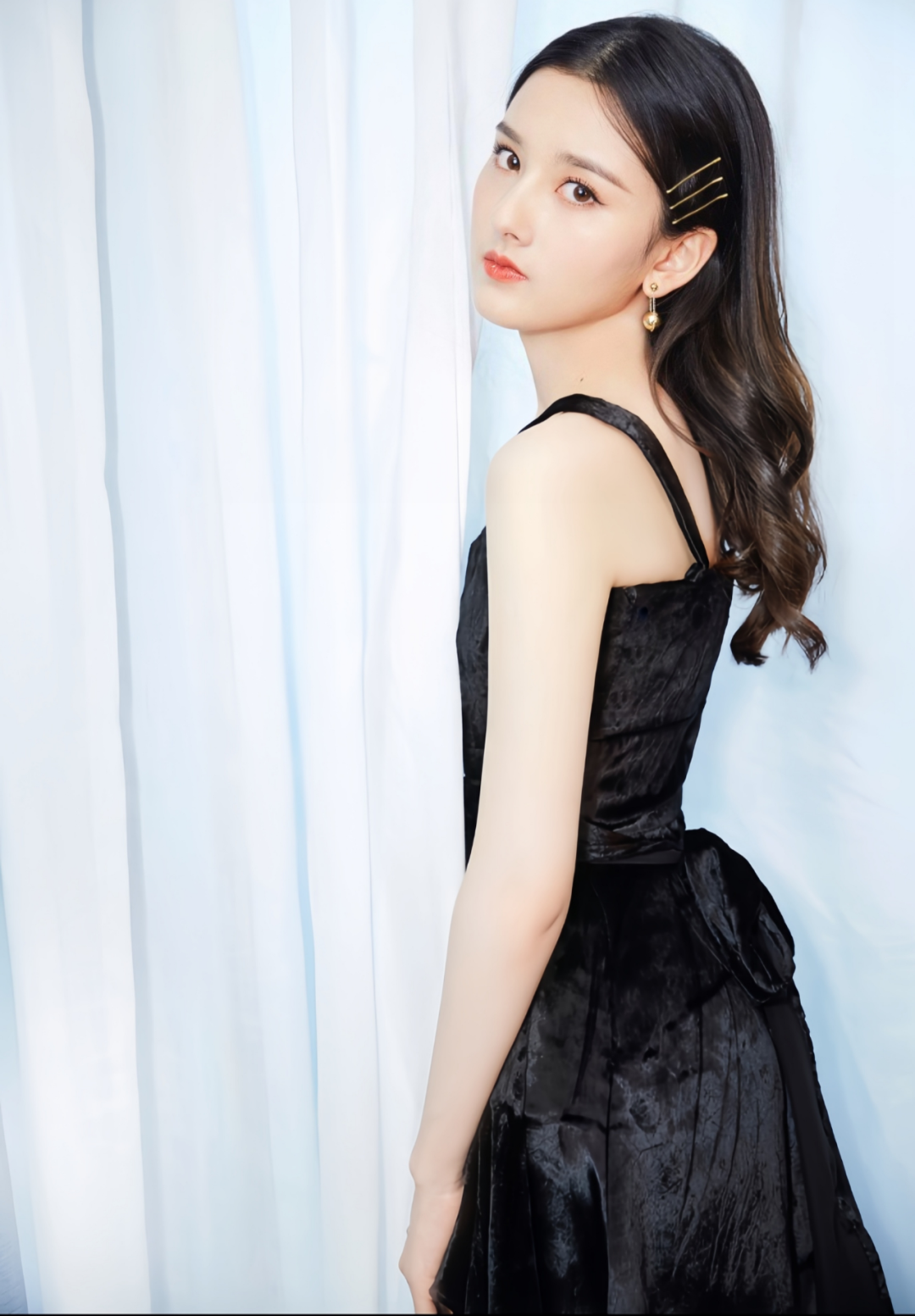 宋祖儿《聊斋》树妖造型引发热议，眼尾一滴泪，施法瞬间惊艳