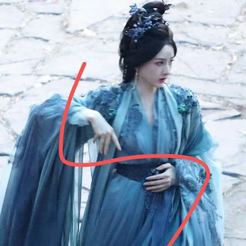 2025年6月3日，网上突然被一个水蓝色的身影刷屏了。 新版《聊斋》的路透视频里，宋祖儿单手结印的动作干脆利落，瞬间引爆了话题。 当衣袂翻飞的妖异美人和眼尾带着泪光的画面同时出现，这个27岁的演员，用她骨子里的反差感，重新定义了古装反派角色