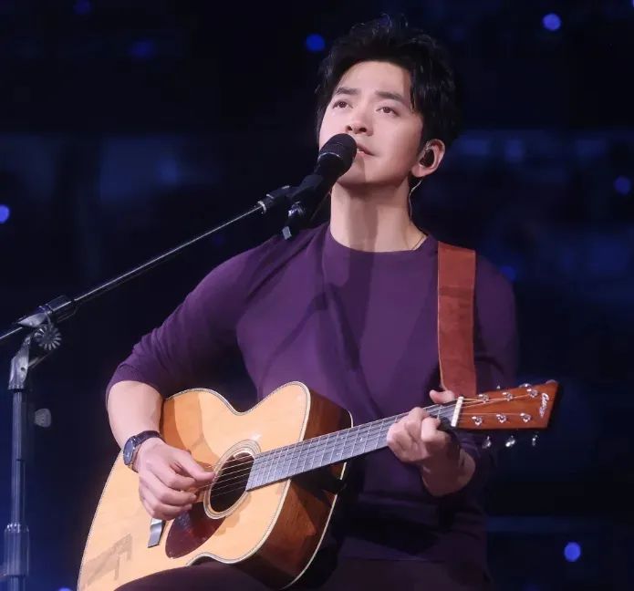 李健真是太宠妻了，自己淋雨让保镖给老婆打伞，46岁孟小蓓扎蝴蝶结被宠成公主