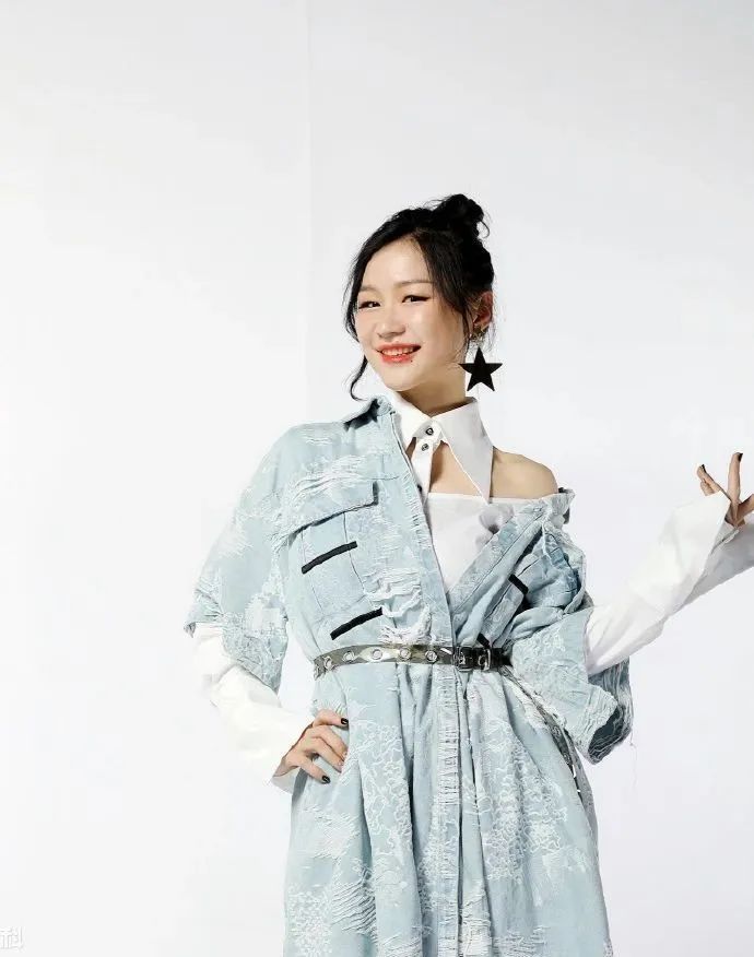 金靖产后穿搭惊艳网友：当妈≠放弃美丽，她的搭配技巧值得所有女性学习