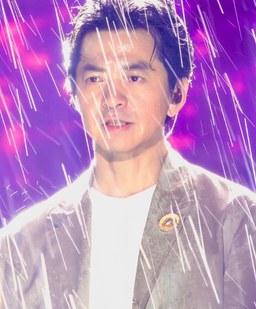 李健真是太宠妻了，自己淋雨让保镖给老婆打伞，46岁孟小蓓扎蝴蝶结被宠成公主