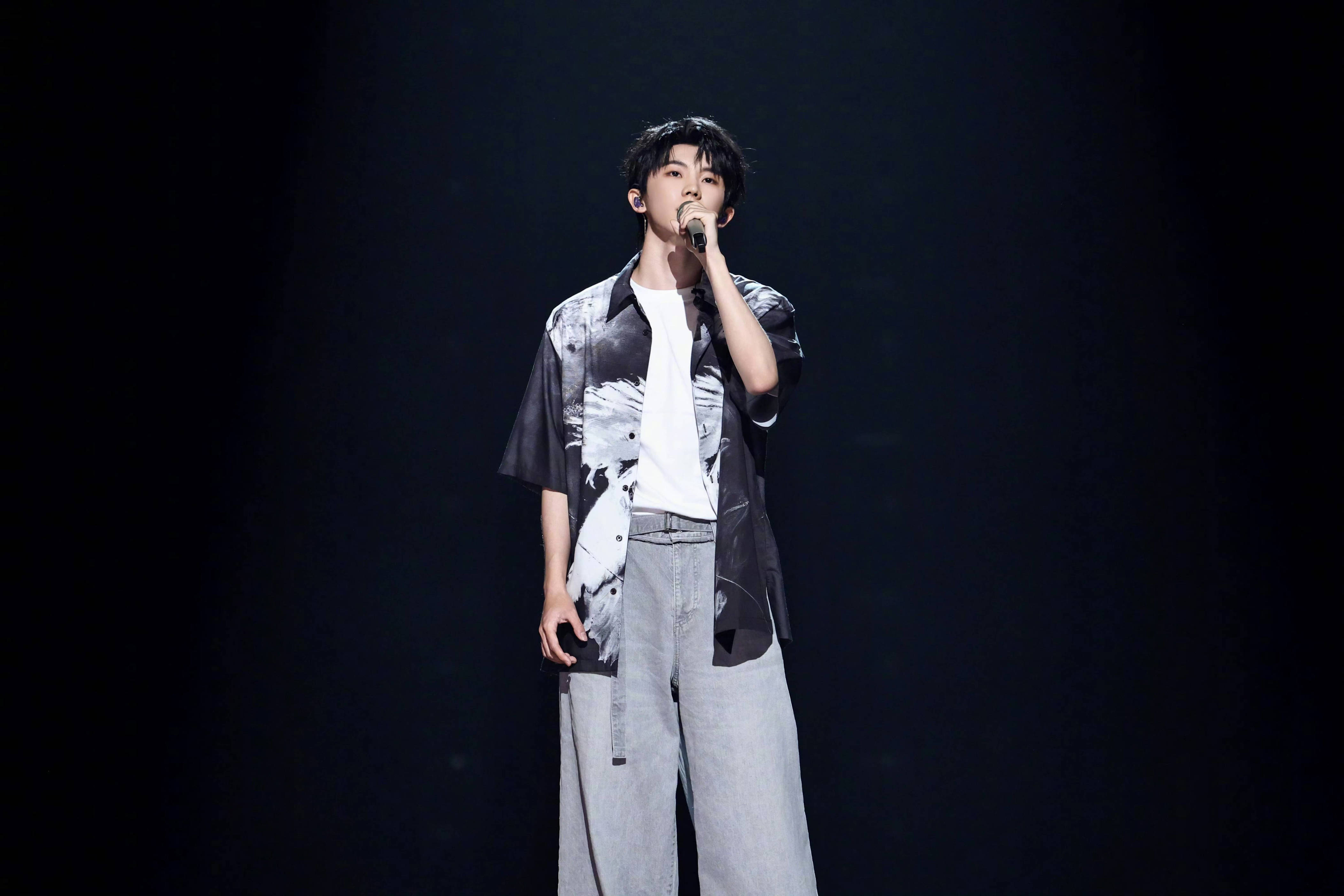 马嘉祺遭质疑、单依纯热度高，《歌手2025》在争议中迎来流量狂欢