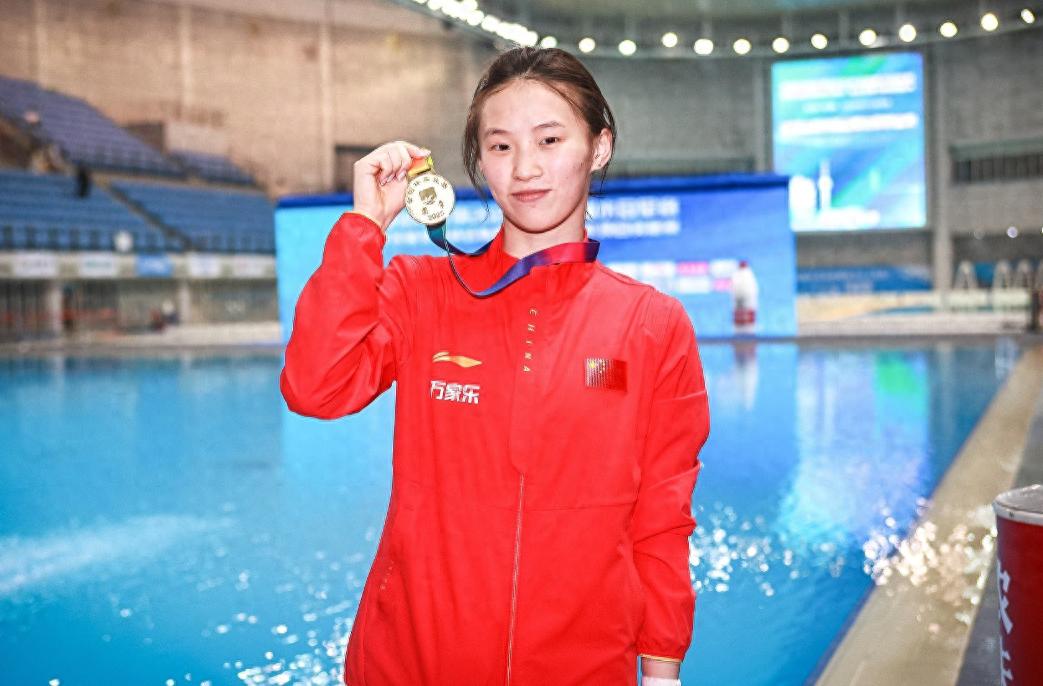 一块金牌，能不能承受得起太多“非竞技”的目光？ 当陈芋汐再次登顶，被鲜花和掌声包围时，迎接她的却并不全是祝福，还有某些不该出现在赛场之外的、让人忍不住皱眉的风向。 在刚结束不久的全国跳水冠军赛上，由于全红婵因旧伤复发退出比赛，观众的注意力自