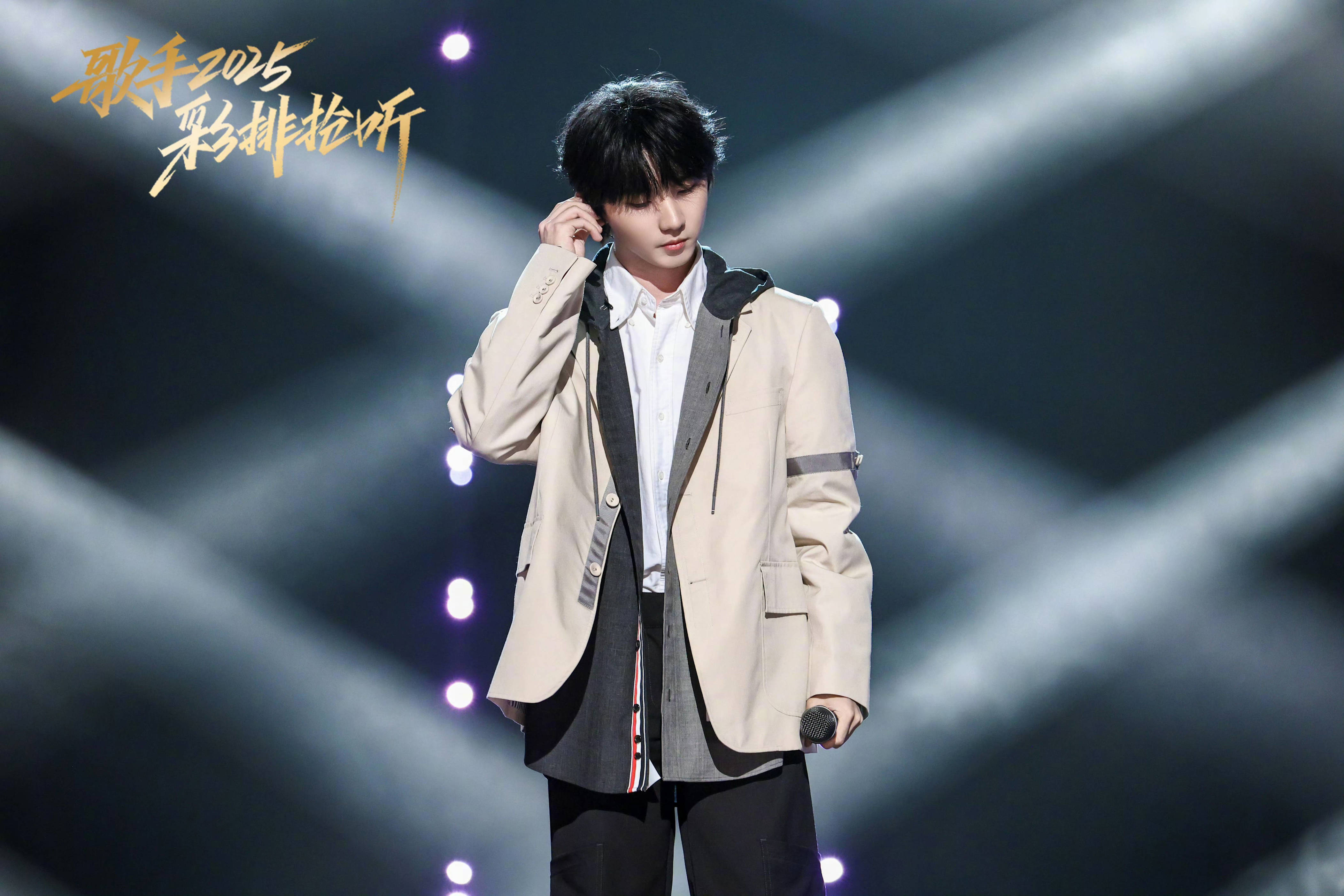 马嘉祺遭质疑、单依纯热度高，《歌手2025》在争议中迎来流量狂欢