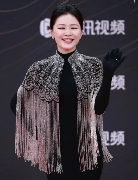 金靖产后穿搭惊艳网友：当妈≠放弃美丽，她的搭配技巧值得所有女性学习