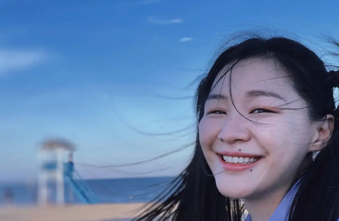 五月初的日本大室山，游客堆里闪过一抹亮眼的粉。 金靖穿着粉色上衣配白色短裙，高马尾随着步伐轻晃，墨镜都挡不住满脸笑意。 谁想得到这是刚生完宝宝半年的状态？被偶遇的照片里，她踩着小白鞋走得轻快，面对镜头笑得比满山杜鹃还灿烂。 翻出两年前她自嘲