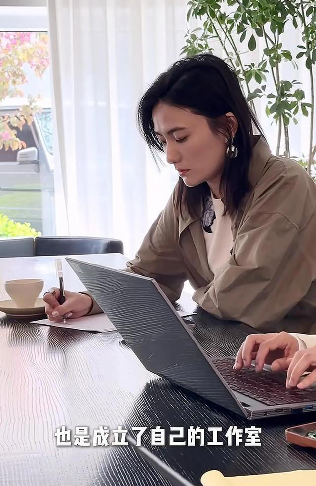 李亚鹏妻子海哈金喜直播扛家！坦言老公生意亏钱有负债，但很优秀