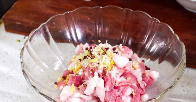 炸酥肉到底是用面粉还是淀粉？分享好吃做法，酥脆好吃不回软