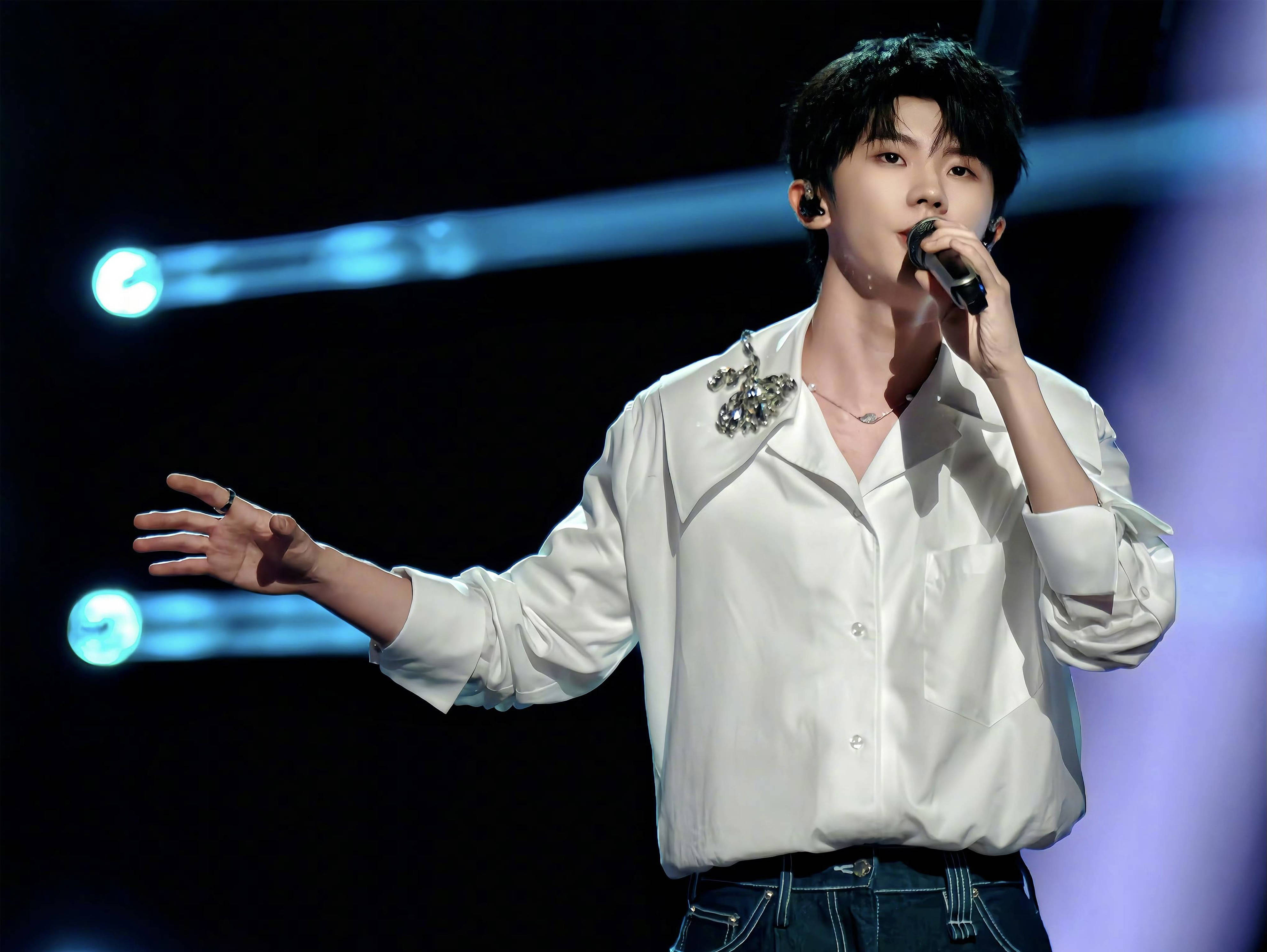 马嘉祺遭质疑、单依纯热度高，《歌手2025》在争议中迎来流量狂欢