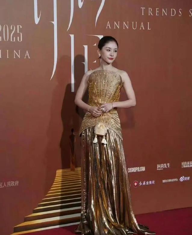 王子文金裙闪耀红毯摔一跤，爬起微笑惊艳全场，真摔还是演技？