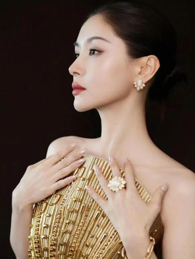 王子文金裙闪耀红毯摔一跤，爬起微笑惊艳全场，真摔还是演技？