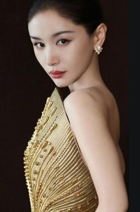 王子文金裙闪耀红毯摔一跤，爬起微笑惊艳全场，真摔还是演技？