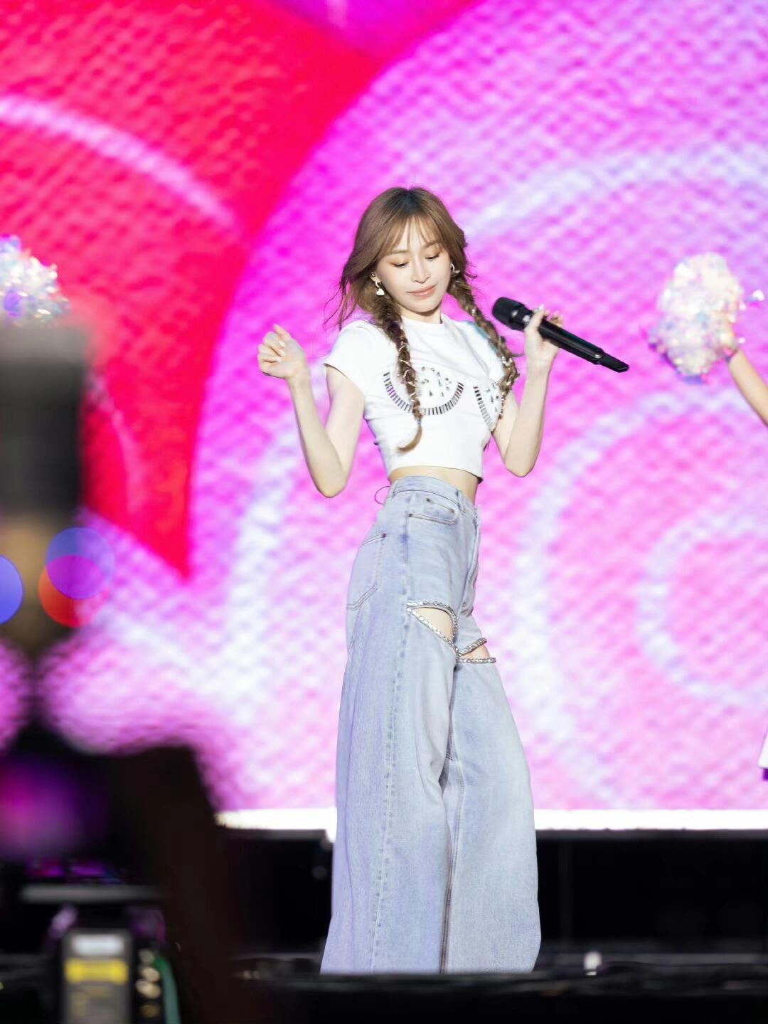 42岁王心凌带火了夏日新穿法：露脐短袖+破洞裤，时髦又减龄