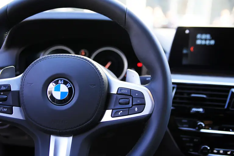 有言道“宁可坐在宝马车里哭，也不坐在自行车上笑。” 这句兴起于互联网的野生广告词，是宝马等价于物质生活的坚实象征。 可如今坐在宝马车里的人哭的真的很伤心，哄不好的那种。 有朋友最近在宝马车友群里遭到了羞辱，作为宝马汽车的忠实老粉，今年年初他