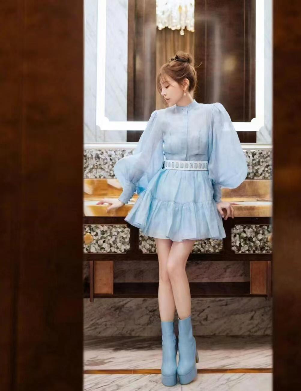 42岁王心凌带火了夏日新穿法：露脐短袖+破洞裤，时髦又减龄