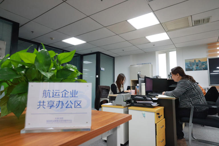 在天津国际航运大厦，企业职工在航运企业共享办公区内办公。新华社记者 孙凡越 摄