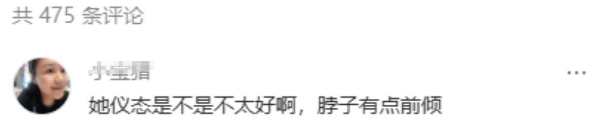 赵丽颖新造型又被批判，穿四万元长裙像裹浴袍，颜值大气但仪态差