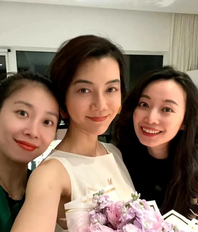 43岁车晓北京别墅庆生，用剩饭剩菜招待闺蜜，离婚后生活超滋润！