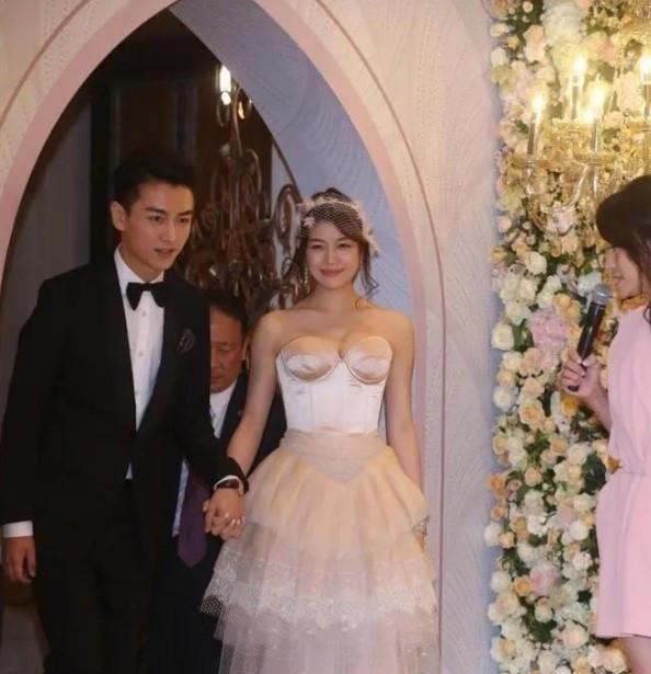 陈妍希大理街头被偶遇！42岁甜美如初恋，眼神却藏不住心事