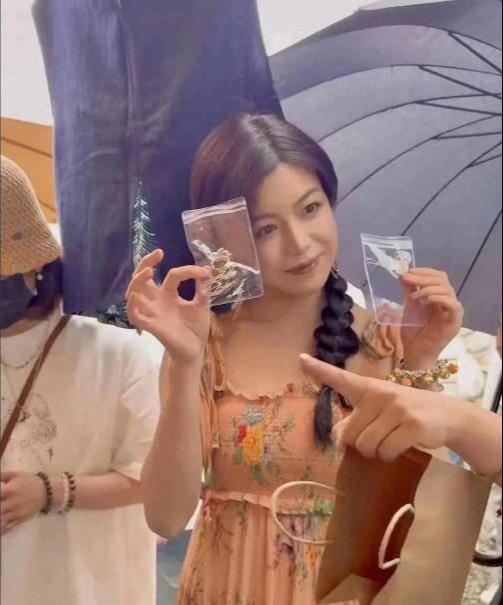陈妍希大理街头被偶遇！42岁甜美如初恋，眼神却藏不住心事