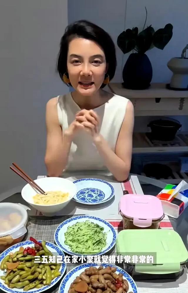 43岁车晓北京别墅庆生，用剩饭剩菜招待闺蜜，离婚后生活超滋润！