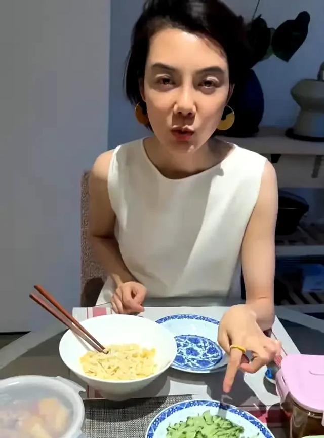 43岁车晓北京别墅庆生，用剩饭剩菜招待闺蜜，离婚后生活超滋润！