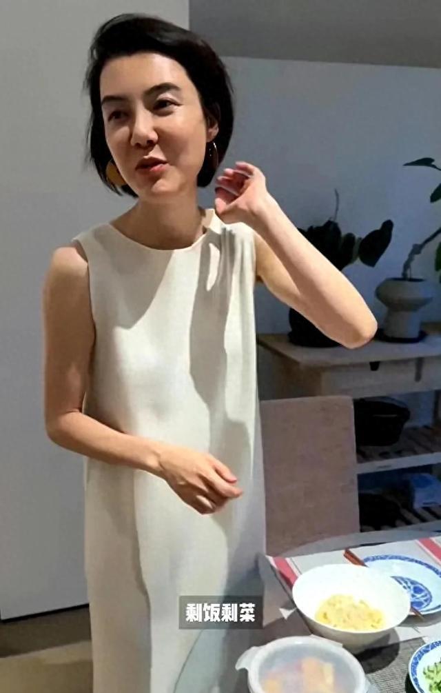 43岁车晓北京别墅庆生，用剩饭剩菜招待闺蜜，离婚后生活超滋润！