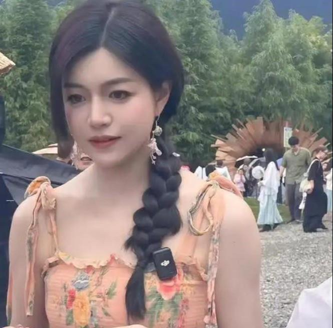 陈妍希大理街头被偶遇！42岁甜美如初恋，眼神却藏不住心事