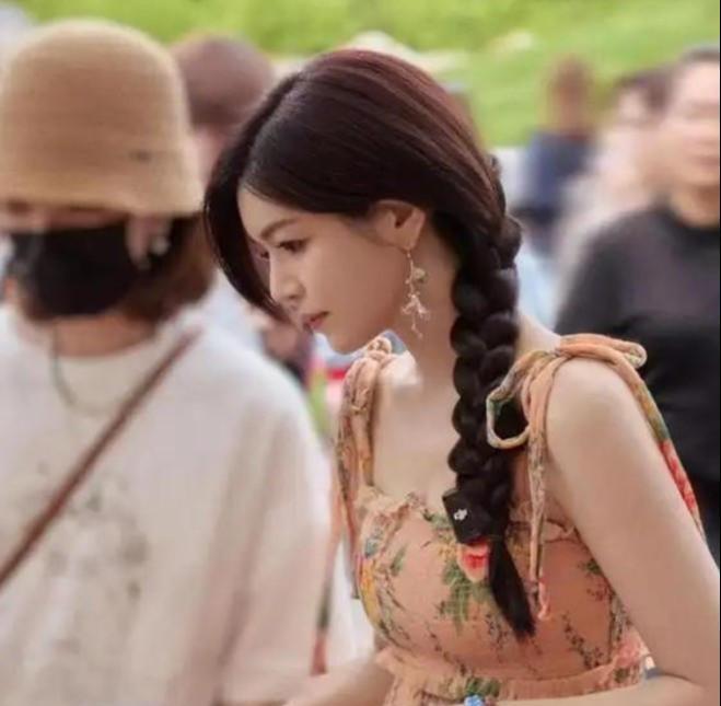 陈妍希大理街头被偶遇！42岁甜美如初恋，眼神却藏不住心事