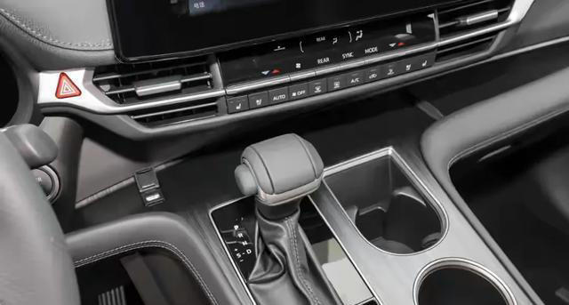 丰田这次“低头”了！曾加价4万，如今跌到21万！近5米2喝92油