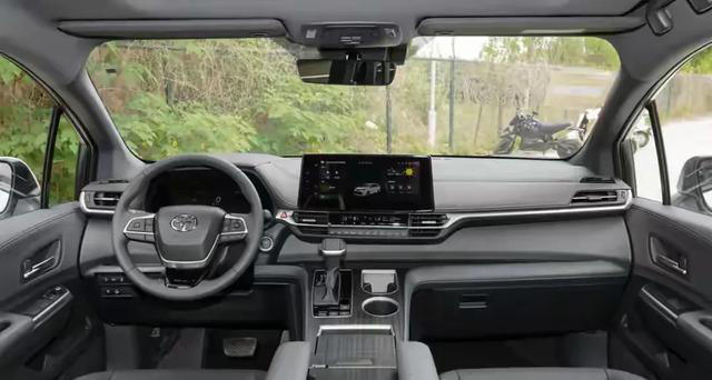 丰田这次“低头”了！曾加价4万，如今跌到21万！近5米2喝92油