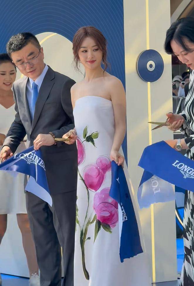 赵丽颖新造型又被批判，穿四万元长裙像裹浴袍，颜值大气但仪态差