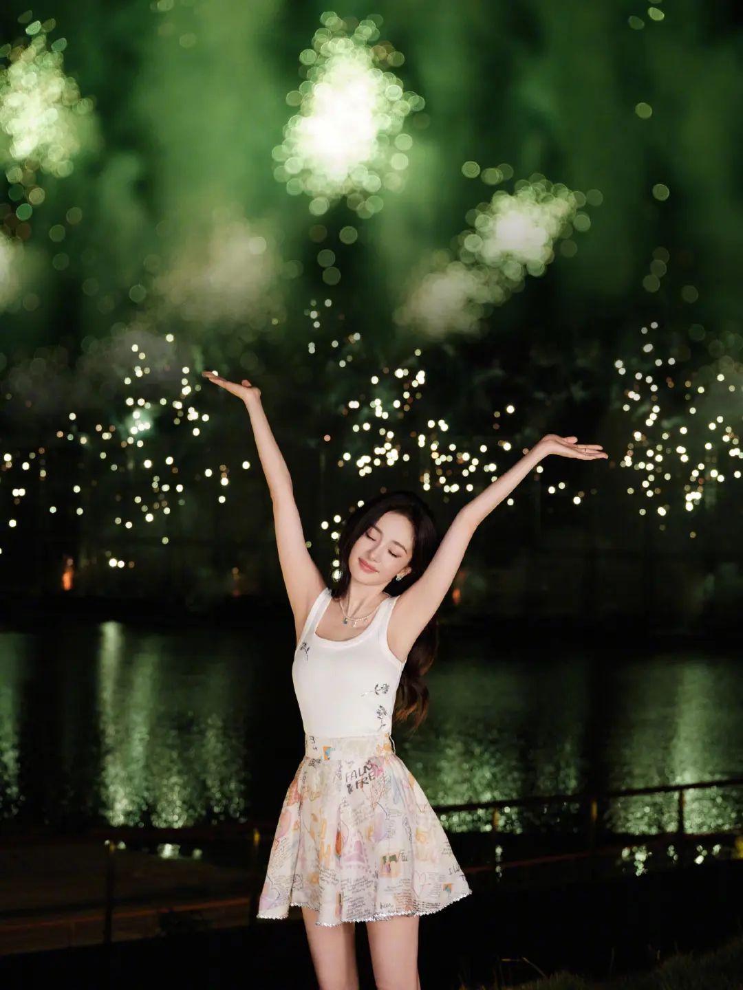 杨幂非遗封面引全网热议，传统与现代碰撞出年轻人最爱的文化火花