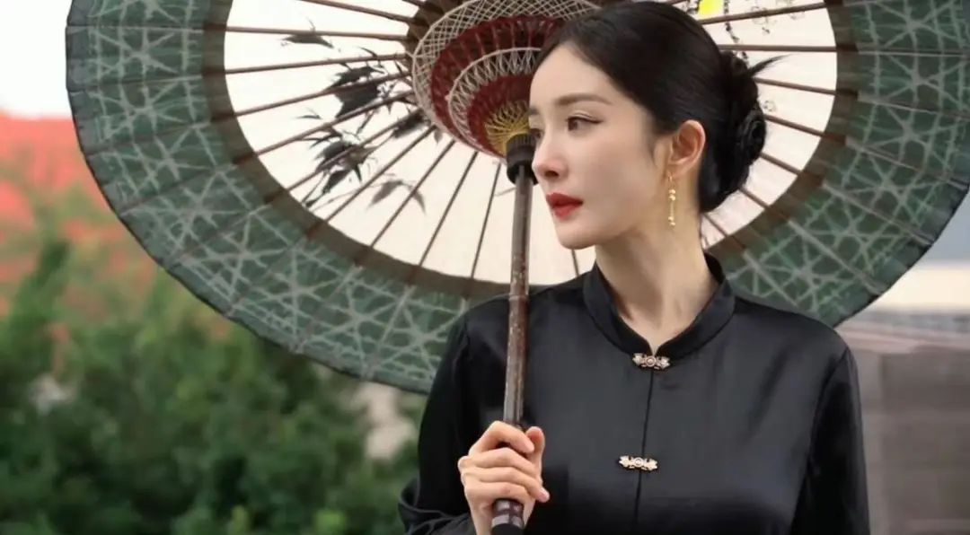 杨幂非遗封面引全网热议，传统与现代碰撞出年轻人最爱的文化火花