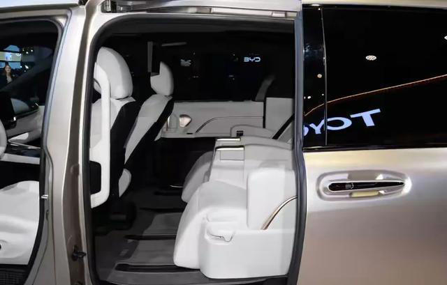 丰田这次“低头”了！曾加价4万，如今跌到21万！近5米2喝92油