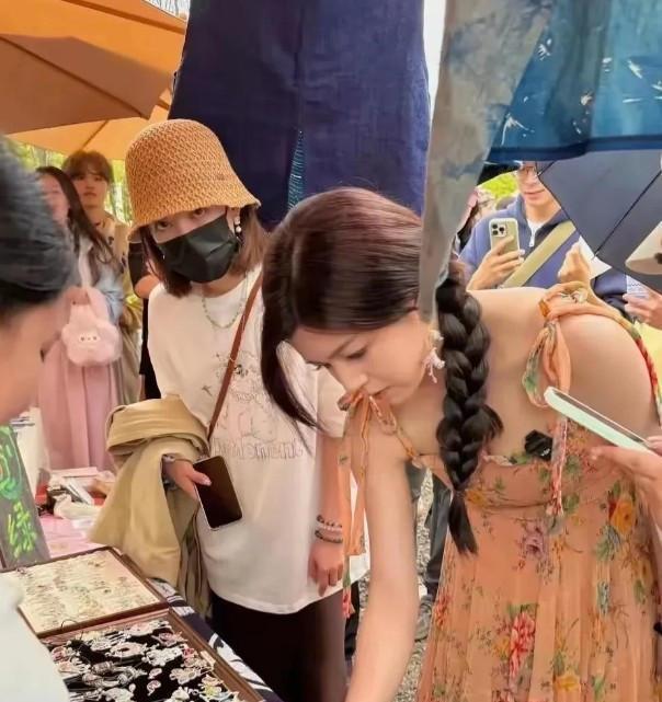 陈妍希大理街头被偶遇！42岁甜美如初恋，眼神却藏不住心事