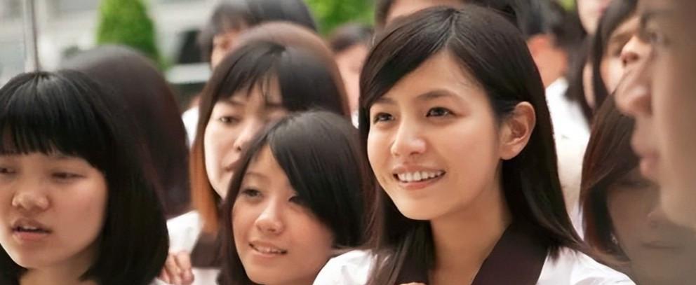 陈妍希大理街头被偶遇！42岁甜美如初恋，眼神却藏不住心事