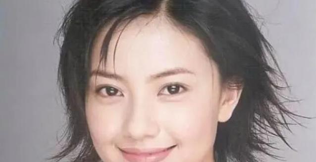 17岁逛街被星探看中，她拍广告火遍全国，却只想好好读书