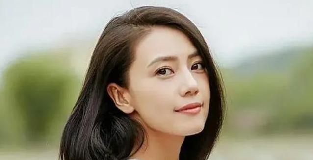 17岁逛街被星探看中，她拍广告火遍全国，却只想好好读书