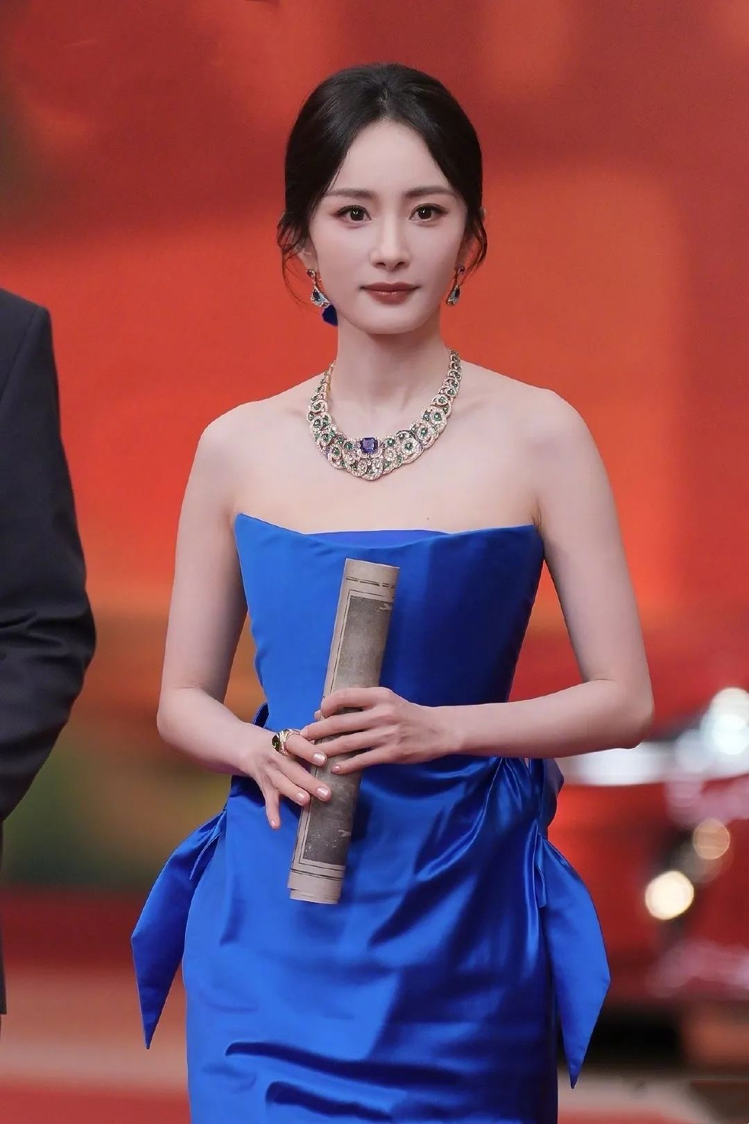 现在娱乐圈中的红毯是越来越不好走了，稍有不慎可能就会陷入博眼球蹭热度的风波，引起网友们的热议。 近日，上海电影节红毯举办，杨幂带着自己的作品也走上了红毯，她在陈可辛导演的《酱园弄》中有重要戏份，在大鹏导演并主演的《长安的荔枝》中也是特别出演