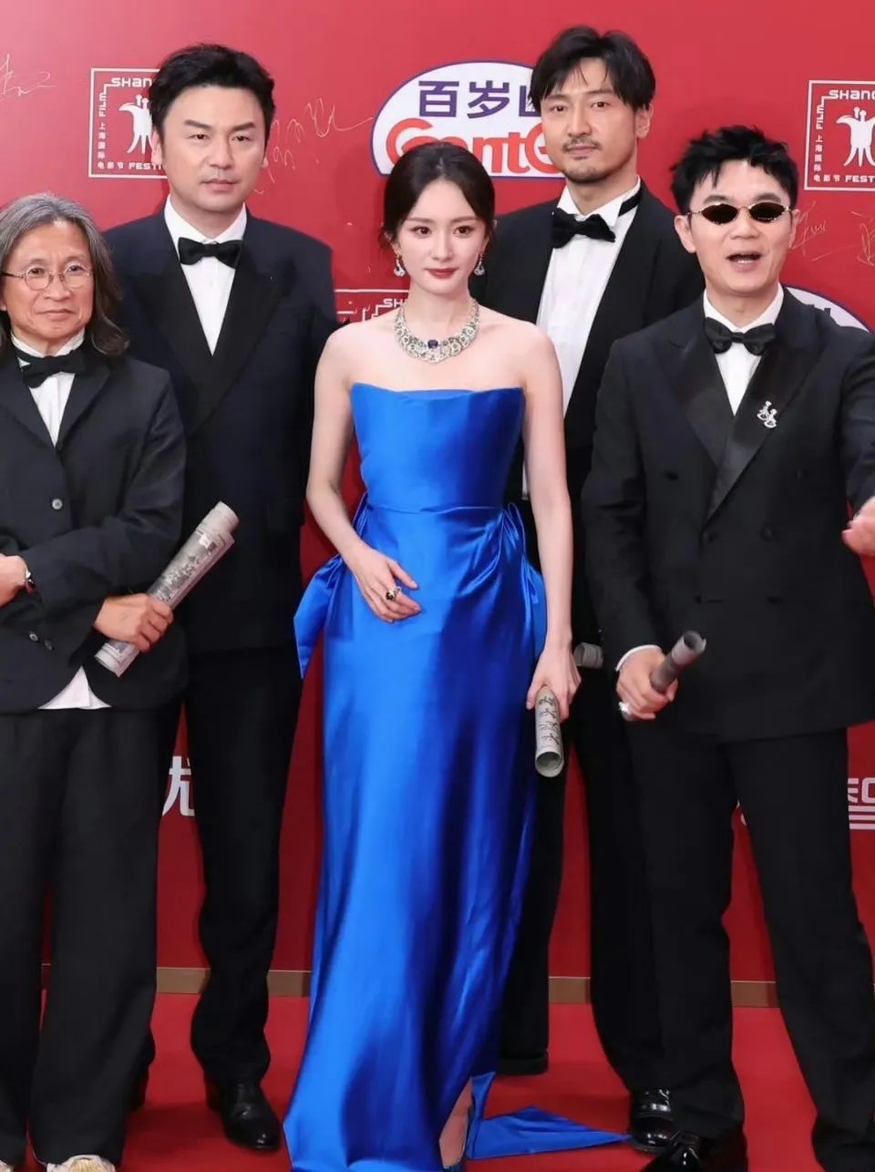 杨幂也陷“春山学”风波，走红毯合影将女主挤到边上，深蓝色长裙过于扎眼