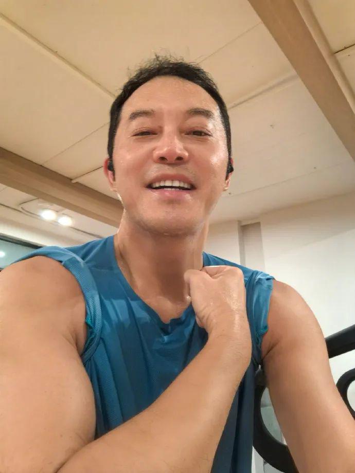 沙溢晒健身照，大秀肌肉：做一个爱出汗、爱笑、爱臭美的父亲