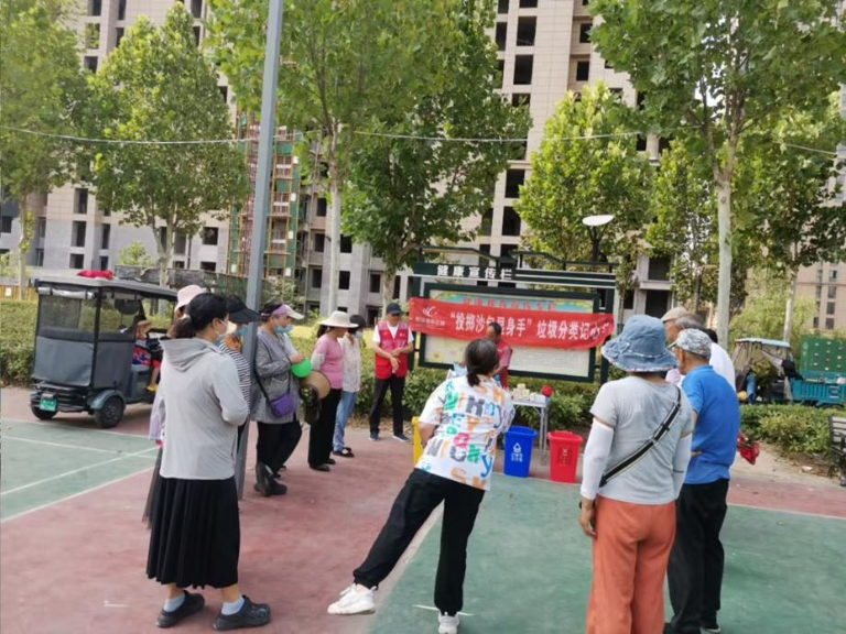 垃圾分类新玩法！扔沙包游戏让环保知识“入脑入心”