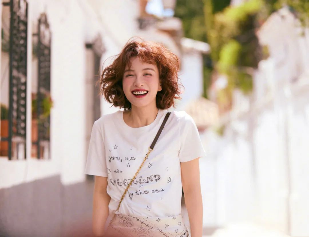 42岁吴昕怎么变成这样了？短发粉裙美得很有生命力，东北赫本真不是吹的