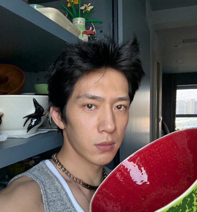 36岁井柏然豪宅意外曝光，冷淡“水泥风”好时髦，第一眼看还以为毛坯房