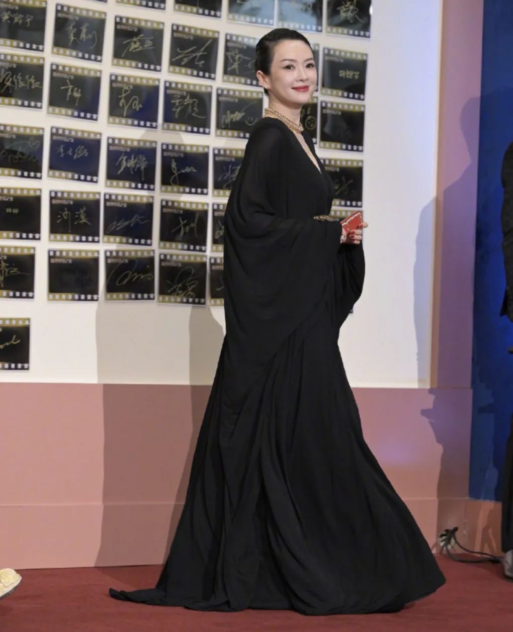 46岁章子怡离婚后放得开，穿黑裙走红毯成焦点，干练盘发贵气十足