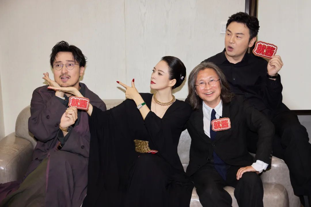 离婚后搞事业的章子怡又开始拼了，为了给新电影做宣传直接放大招，那个霸气十足的“国际章”终于回来了！ 近日娱乐圈非常热闹，各种活动扎堆，可谓是内娱明星大团建现场，在大家都万分期待的微博电影之夜活动上，章子怡带着她的回归大作《酱园弄》剧组亮相，